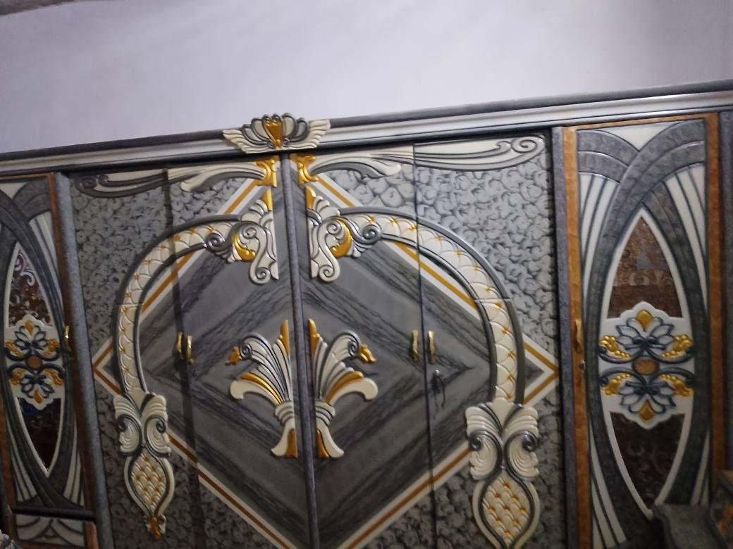 غرفه اخشاب للبيع هي وملحقاتها كامله ميز تواليه هو والمرايه مالته كنتور 6 تواب زاويه جب%%%%***********
