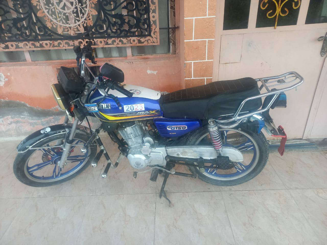 السلام عليكم ماطور سيفان موديل
2023 مكفول كفاله عامه من كلشي ماطور 
جديد بعده ونظيف محرك ٢٠٠ مامفتوح 
الماطور مكفول كفاله عامه من ايي ضرر
بسعر ٥٨٥/للاتصال ***********
