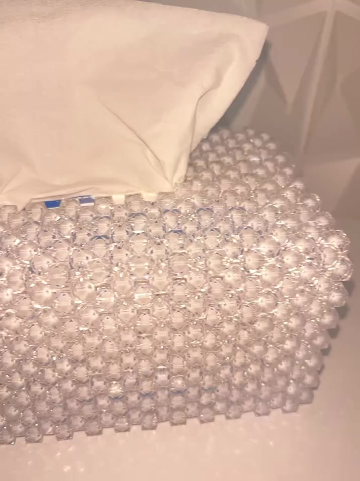 علبة مناديل من خرز الكرستال تلمع لمع✨💗
قياساته 
عرض  20cm 
الطول 10cm
العمق  11cm

#explorer #trending #fyp #handmade #اكسبلور_فولو


**إذا كنت صاحب هذا الإعلان وتريد حذفه لأي سبب، رجاءا أرسل رسالة إلى الدعم الفني**