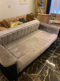 🛋️ قنفة تركية بحالة ممتازة، تصميم عصري وأنيق، قماش مخملي مريح ولون رما...