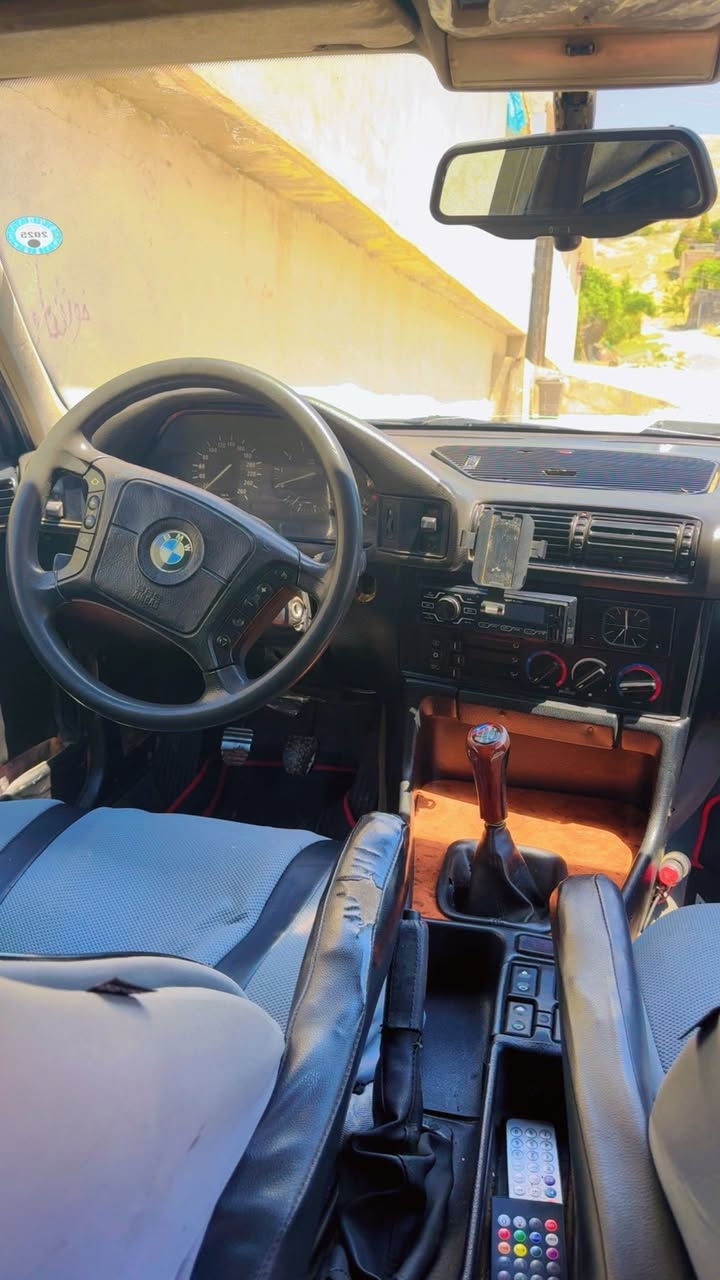 BMW
مۆدێل 1993 پێش گەورە 
گێڕو مەکینە بەشەرت مەکینە کەپس  گێر عادی 
سلایت
چوار جام کارەبایی
ئەی بی ئێس 
تەبریت  
زۆر خاوێنە ماڵی دۆستە  ئارم پلاستیکە  پاکانەی بۆ کراوە 2024
کێشەی مەدەنی و حوکومی بە شەرت  تەقەو ڕەقەی بەشەرت 
نرخی 39 وەرەقەو مەجالێکی برایانە
ژمارەی تەلەفۆن 
***********
***********
