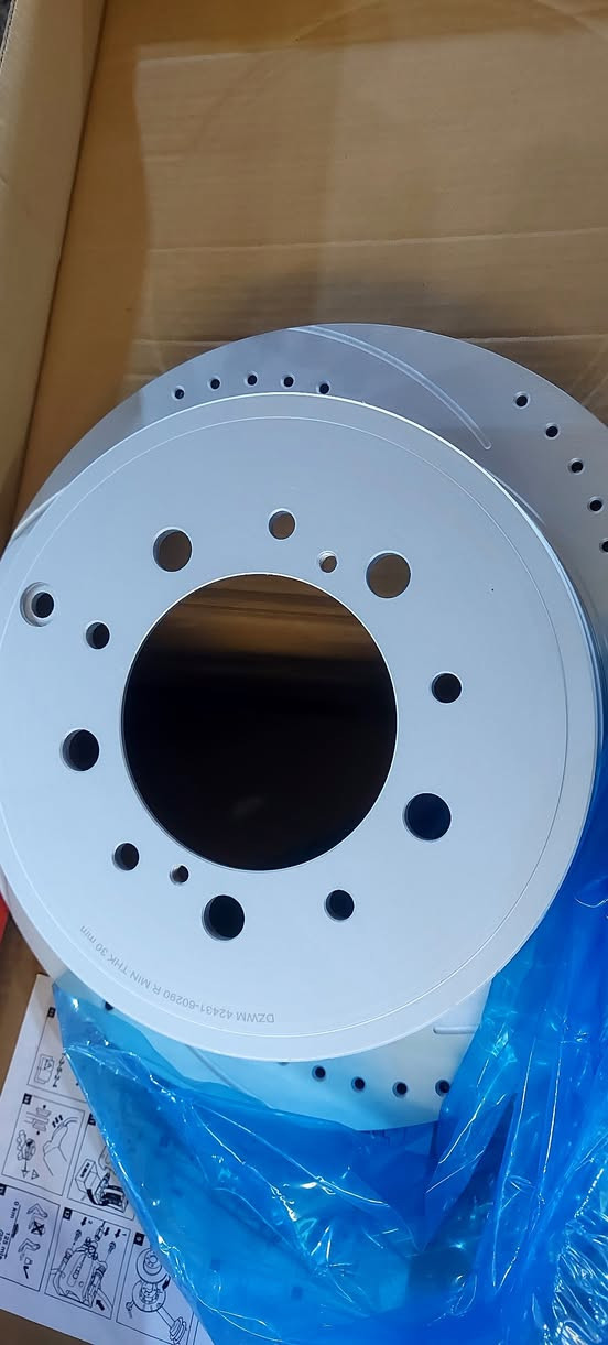 تتوفر لدينا دسكات السماح شرط الضمان 
لا صوت 
ولا رخام على الويل 
قوة تماسك عالية جدا أثناء التوقف 
صديق للبيئة 
ضمان 50 الف كيلومتر 
موقعنا بغداد كرادة بفرع شركة دنلوب للا اطارات 
استفسار اكثر  التواصل على الأرقام التالية 
*********** جملة ومفرد 
*********** جملة #
متوفرة خدمة توصيل 
تحياتي مدير المبيعات 
ابو ادم
