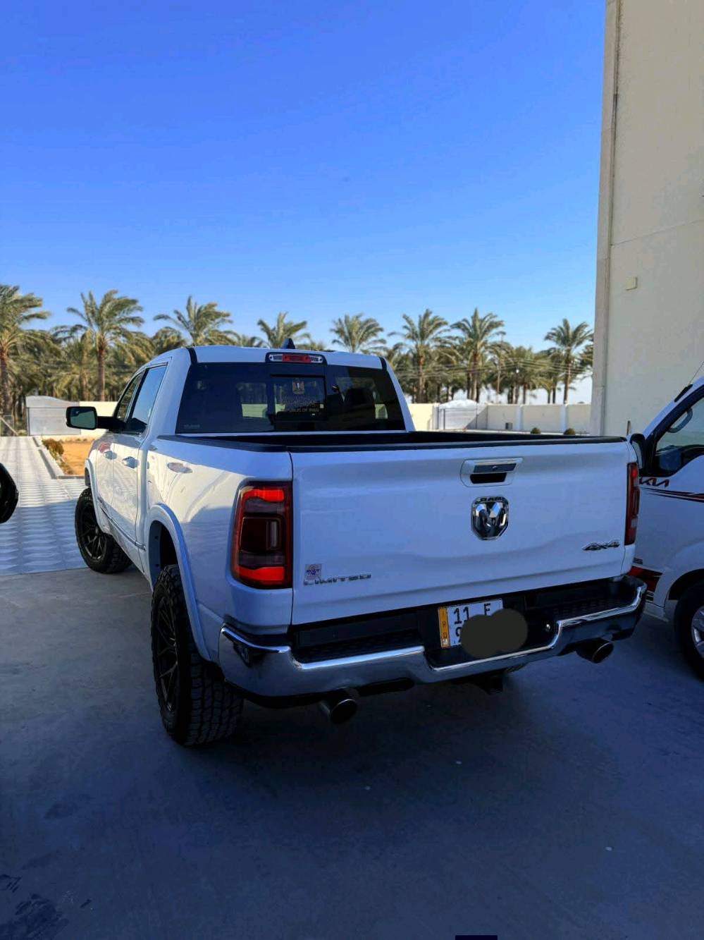 دوج رام 1500(( لمتد )) فول فول مواصفات
الموديل 2021
المحرك : V8 5.7L .
رقم بغداد باسمي تحويل مباشر
ماشيه 65
المواصفات :فول 1/1 
دوس كهرباء 
* دفع رباعي 4x4. فور ويل
رادار تفاعلي مع مانع تصادم. 
نقطة عمياء. .
 بجم كبس
* دوسات جانبية كهربائية.
* المصابيح الأمامية زنون.
* كشافات الضباب زنون. 
* المصابيح الأمامية والمصابيح الخلفية LED. 
* دخول ذكي (بصمة). 
* تشغيل عن بعد.
* مقاعد من الجلد الفاخر. 
* المقاعد كهربائية مع ميموري.
* المقاعد الأمامية تبريد وتدفئة.
الستيرن تدفئه 
شاشة كبيرة 12 أنچ.
* نظام ملاحة نفكيشن GPS
* حساسات امامية وخلفية.
* مانع تصادم خلفي. 
* مكيف خلفي.
*محدد سرعة.
* مرايا كهربائية جانبية من الكروم قابلة للطي كهربائيا.
* شاحن موبايل لاسلكي (واير ليس).
* الشباك الخلفي كهربائي
* امكانية تعديل ارتفاع دواسات البنزين والبريك.
* هاند بريك كهربائي.
* جوبلسات جگات تصعد وتنزل 
* حساسات امامية. 
* حساسات خلفية. 
* مرايا مع خاصية التعتيم الذاتي. 
* مساحات تخزين إضافية 
باب طويل بدي قصير مرغوب 
امريكي حادثها كلش بسيط بدون ايرباك طرف الباب فقط 
سياره جديده بمعنه الكلمه

للبيع او مراوس حسب القناعه لاستفسار اكثر تصال برقم 

***********
