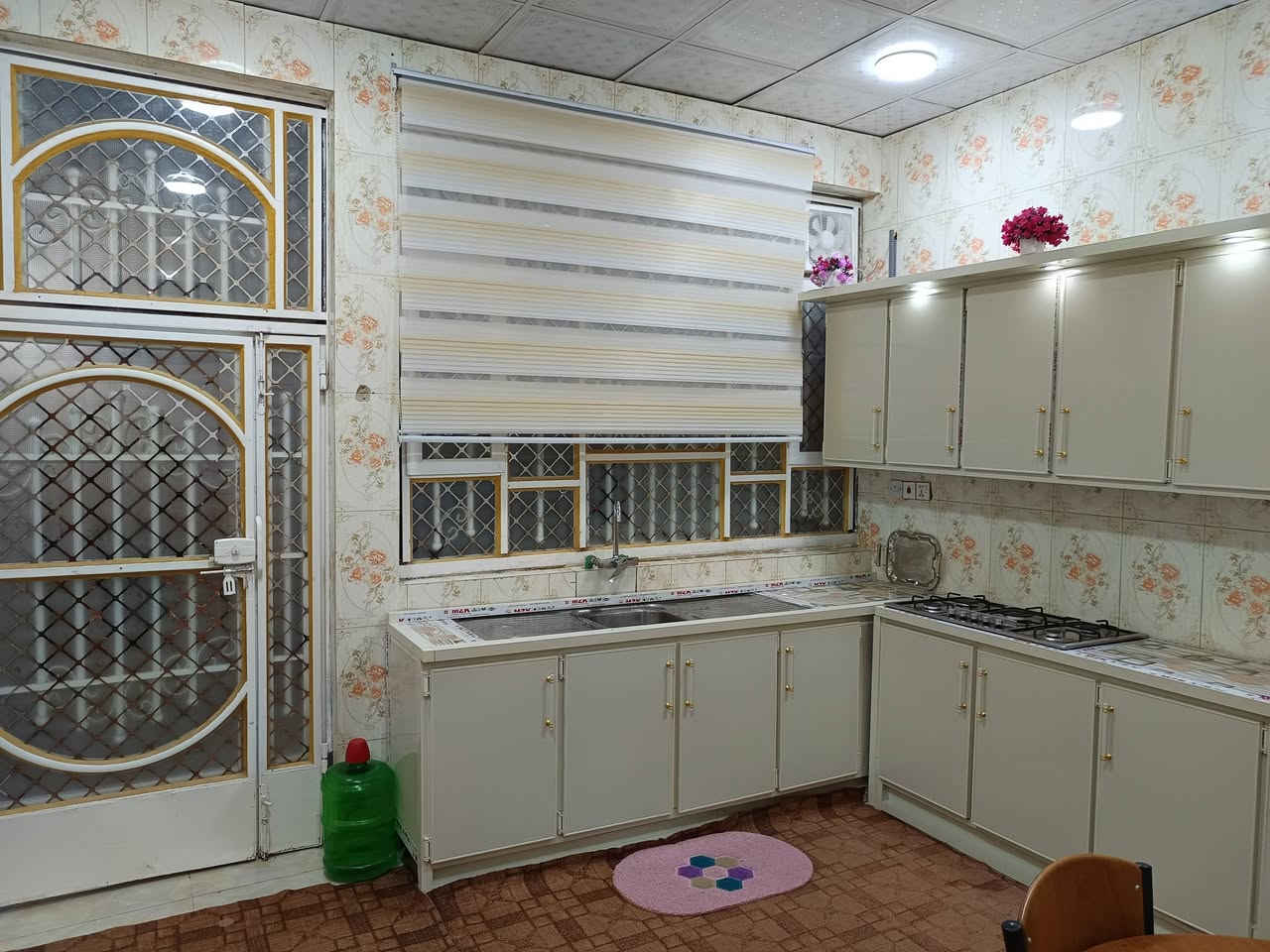 دار للبيع المساحه 125متر مربع طابقين كونكريت واقع حال اكثر في حي الحسين ثلاث غرف نوم  واستقبال وصاله ومطبخ وصحيات للطابقين ت ***********
