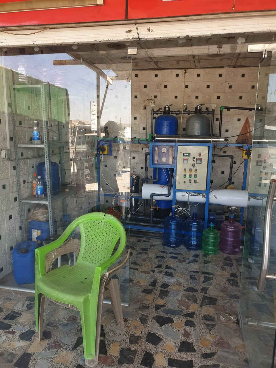 السلام عليكم محطه مع محل كامل للبيع المكان بغداد البلديات مع تانكيات عدد 2 ابو ال 5000 وابو ال 4000 وهذا رقمي *********** السعر 5500 وبيها مجال 1000 لتر بالساعه الانتاج والممبرين جديد وخير من الله
