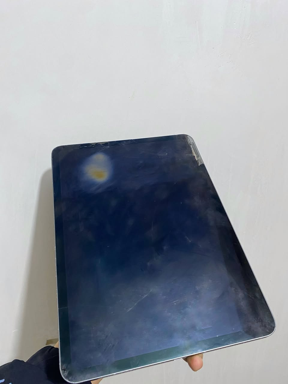 أيباد 11 برو 
الجيل الثاني 
الذاكره 128
البطارية 83 
نموذج M 
ضربة بالكلاسة البلادية فقط ما مبدل شي 
بصمة وجه شغالة 
السعر ٥٢٥ يرهم مراوس بأيفون فقط 
مكاني بغداد حي اور ***********
