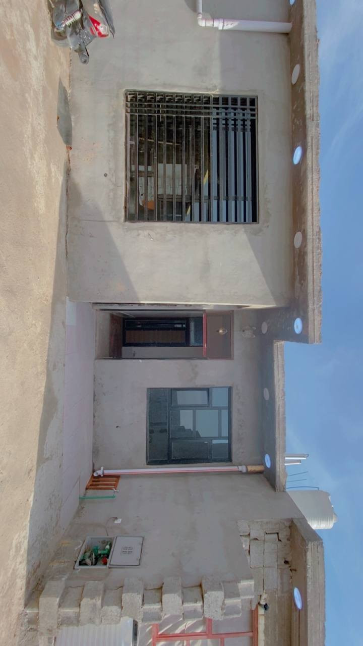 سلام عليكم نصف دونم للببع واجها ٨ امتار بل بدايه بيها بدكونيا نوب من طب صير واجها ٢٥ نزال ٤٠ بيها ٣ بيوت
بيت الأول مساحته ٣٠٠ متر بي ٤ غرف نوم كل غرفه قياسها ٤×٤  موزع صاله استقبال قياس 10×4 مطبخ 4×3ونص مطبخ حار حمامات خارجيه حمامات داخليه
كامل هيكل كامل كهرباء مجاري مي كامله باقي بس ابياظ كاشي بس بيت ثاني ١٤٥ متر غرفتين قياس ٥×٤ ثانيه ٤×٤
صاله ٧ونص ×٥ حمام صحيات مطبخ 4×4 كامل  استقبال قياس 5×5 ناقصه بس بياض الاستقبال بيت ثالث كامل غرف قياس ٤×٥ونص ثانيه قياس ٣،٥×٥،٥
صاله قياس ٧×٦ مطبخ حار صحيات حمام مطبخ بارد استقبال قياس 5.5×5
سعر (175)مليون بي مجال بصيط
عنوان بغداد النهروان مقابل حسينية الإمام صادق مجاور أسواق القمه الكاع خط اول 
بيوت مال عايله كاملات عندك مكان حديقه بيها ٣٠٠ متر للحديقه اسف على الطاله للتوضيح للستفسار اتصل ***********
