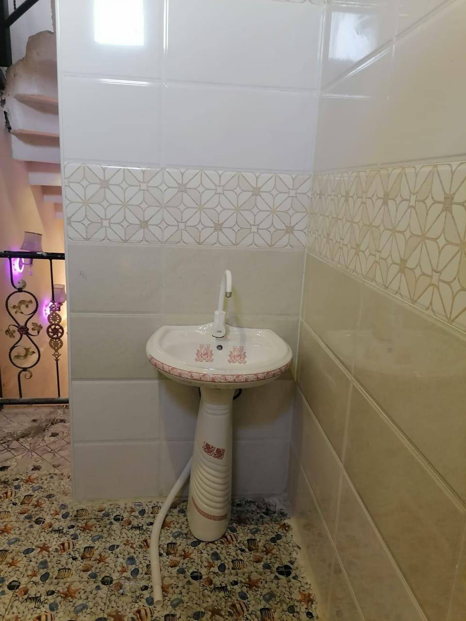 بيت للايجار 105متر طابقين غرفه وهول ومطبخ وحمام داخلي وحمام خارجي واستقبال والطابق الثاني غرفتين وصاله وحمام القبله قرب السوق الكبير خلف القران النرجس فول خدمات الشارع الذهبي الايجار 700ألف شامل الماء والكهرباء المطلوب كمؤجر حضرت موظف ***********
