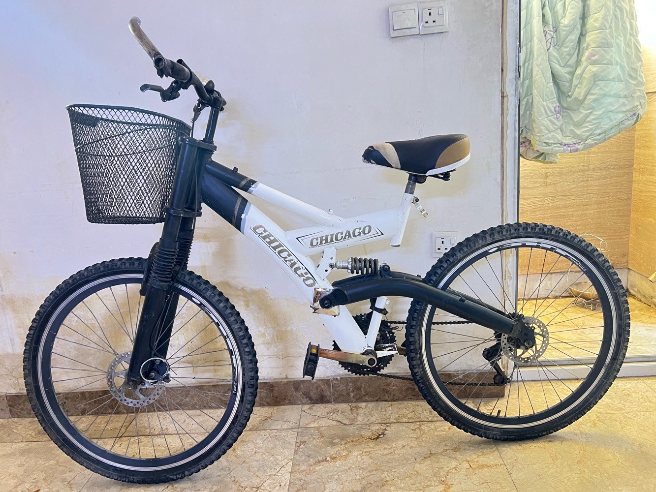 Mountain Bike) بلون أبيض وأسود، وعليها اسم CHICAGO جبلي ***********
السعر 80الف
شنو موديل البايسكل بالضبط؟ وهل هي حجم 26 لو 24 لو 28؟: 
26
البايسكل بيها أي عيوب أو تحتاج تصليح؟ مثل البريك، الزنابير، السلسلة، أو الكاوتش؟: 
بريك امامي ودسك خلفي يحتاج واير فقط
البيع من أي منطقة بالضبط؟ وهل متوفر توصيل لو استلام يد بيد؟: 
المنصور استلام يد
السعر 80 ألف نهائي لو بيه مجال للمساومة؟: 
80
البايسكل جاهزة للركوب ومكملة كلشي، لو بيها قطعة ناقصة أو تحتاج تبديل؟: 
تحتاج واير مال بريك الخلفي