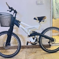 Mountain Bike) بلون أبيض وأسود، وعليها اسم CHICAGO جبلي 07707620871 ال...