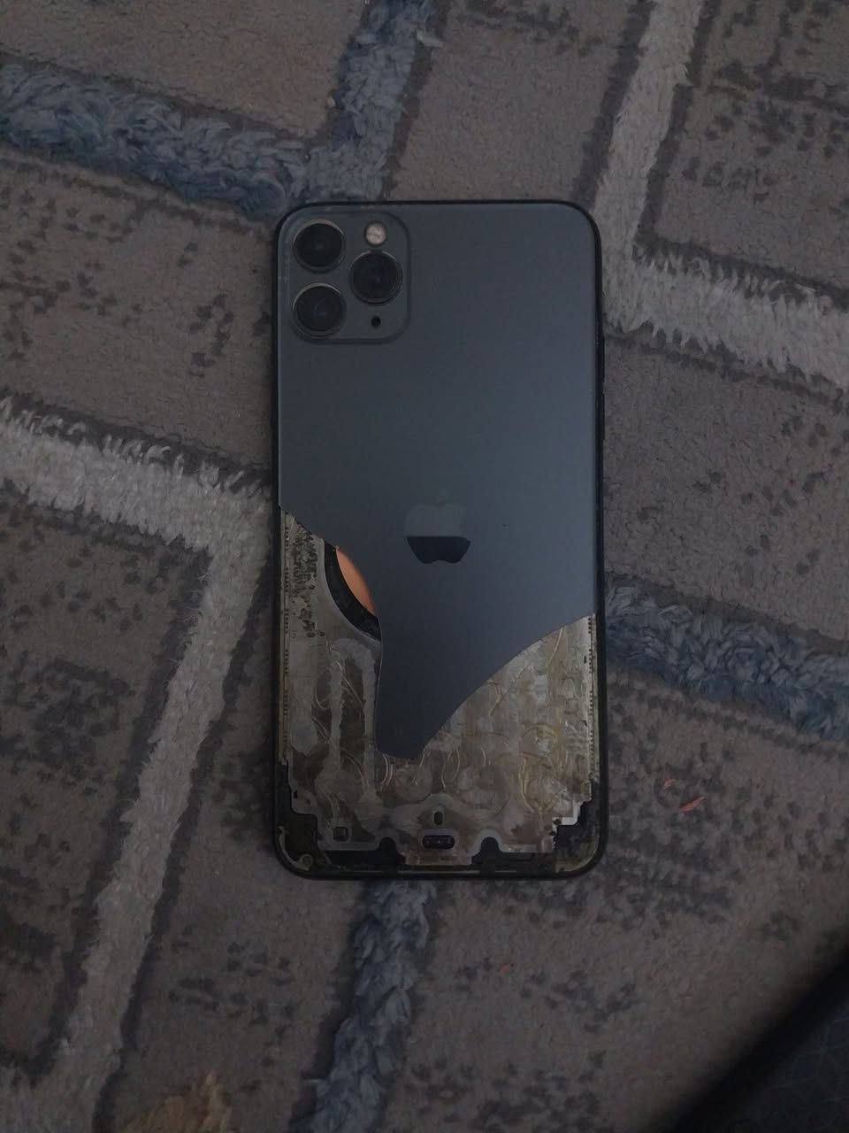 هذا جهاز قنبله
11برو ماكس 
ذاكره ٢٥٦
بطاريه ٨٥
جهاز كلش يخبل صراحه 
مبدل فقط شاشه تفصيخ وانطيك بيها ضمان 
وعوزه فقط ضهر 
صرف شحن يوم كامل  
جهاز يخبل كلش 
سعره ٢٦٠ وبي مجال 
مكان كراده 
الرقم ***********
