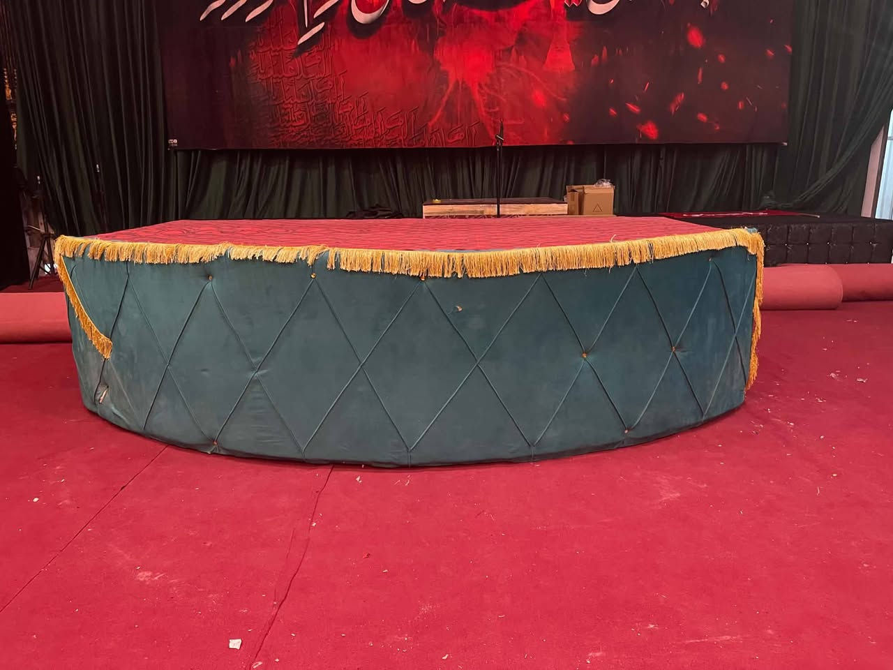سلام عليكم خدام الحسين 
مسرح مجلس للبيع 
نضيف ومرتب 
قياساته 
طول 3.55 م
عرض 2.31م
ارتفاع 93 س
للتواصل الاتصال على الرقم 
***********
او مراسله على الخاص 
او واتساب
