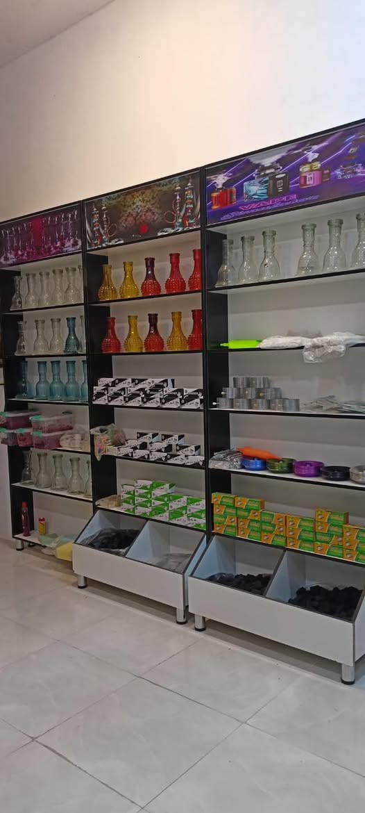 سلام عليكم فاترينات (رفوف) عشر قطع مع الميز بدهن جديدات استخدام شهر واحد رايدهن 1.200مكاني مسيان الماجديه ***********
