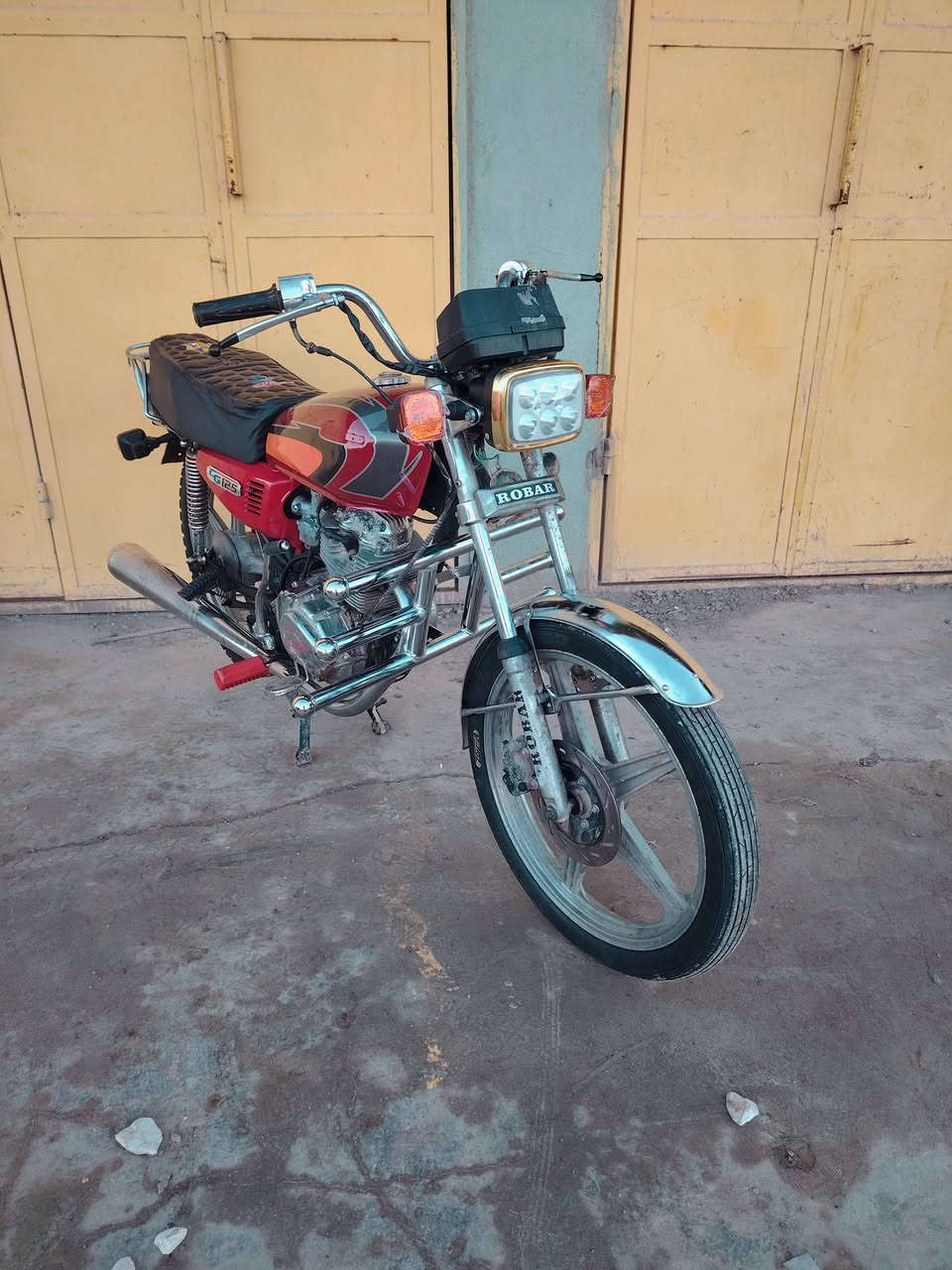 سلام عليكم للبيع ايراني
#روبور #4كير
محرك خير من الله لادخان ولاتبخير كهربائيات كلها شغاله
دراجه حلوه وكاعده مال جناي متصرف عليه شي لان مكمله من كلشي سعر 350 وهم بيه مجال مكان الدراجه ضلوعيه الامين ه‍.... ***********
