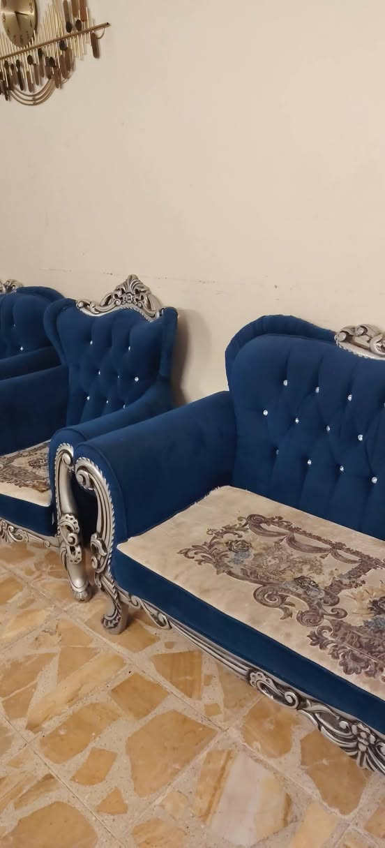 للبيع تخامة عدد ٣ عشر مقاعد لكل نوع منهم 
الازرق مصري عشر مقاعد تكمه السعر ٧٠٠ الف 
الاخضر  مصري تصميم روماني عشر مقاعد تكمة سعره ٦٠٠ الف 
الاسود مصري عشر مقاعد بس يحتاج تنظيف متروك  سعره ٢٠٠ الف 
كناتير صاج عراقي ١٠٠ الف لكل واحد 
مبردة سعودية ثنين ونص نقص بس بوربرين سعره ١٠٠ الف مع الميز حديد تفصال 
موجود طاولات كلشي موجود عنواني بغداد  السيدية شارع الكبيسي رقمي ***********  اخوان  رحت الكم فدوة لحد يتصل ينزل من اسعار تريد اني من نفسي انزلك وجاي
