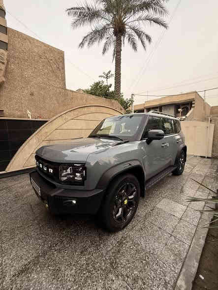 جيتور T2 2.0L LUXURY
رقم بغداد (مميز)
الموديل: 2025 (خليجي)
العداد: 24,500
المحرك: 4 أسطوانات L 2.0 تيربو 254 حصان حقن مباشر
عزم الدوران (نيوتن-م): 390
ناقل الحركة: اوتوماتيكي دبل كلاتش من 7 سرعات
نظام الدفع: نظام دفع رباعي متطور من BorgWarner
استهلاك الوقود: 8.8 لتر لكل 100 كم

المواصفات:
*فتحة سقف بانوراما 1.1م
*إطارات قياس 20 إنچ
*الصندوق شفط
*الشباك الامامي المضاء بجيتور 
*مثبت سرعة مع رادار تفاعلي
*نظام القيادة شبه الذاتية
*نظام الكبح التلقائي في حالة الطوارئ
*نظام تحذير الاصطدام الامامي والخلفي
*كاميرات محيطية 540 درجة
*حساسات أمامية وخلفية
*نقطة عمياء
*نظام تحذير مغادرة المسار
*نظام المساعدة للبقاء في المسار
*شاشة التحكم بقياس 15.6 إنچ
*شاشة القيادة بقياس 10.25 إنچ
*نظام صوتي متطور 12 سماعة من Sony
*نظام أبل كاربلاي وأندرويد أوتو لاسلكي
*نظام اوامر و تحكم صوتي
*مقصورة الركاب من الجلد الفاخر والكنتارا
*مقعد السائق والراكب كهربائي
*مقاعد السائق والراكب مبردة و مدفئة
*مقاعد السائق والراكب مزود بذاكرة لحفظ 3 وضعيات الجلوس
*إنارة ترحيبية مع إنارة محيطية متعددة الالوان
*عتبات الأبواب مضيئة
*مصابيح أمامية وخلفية أوتوماتيكية LED 
*التكيف التلقائي للضوء العالي
*نظام تقليل الضجيج النشط مع زجاح مزدوج
*المرايا الجانبية قابلة للطي كهربائياً ومدفئة
*دخول ذكي و تشغيل عن بعد
*خاصية إغلاق نوافذ وفتحة السقف عن بعد
*شاحن هاتف لاسلكي سريع
*نظام تنقية الهواء PM2.5 وفلتر N95
*مسند الذراع الوسطي مع ثلاجة
*انماط قيادة متعددة للطرق الوعرة
*وسائد هوائية امامية و جانبية عدد 6
*ماسحات الزجاج الأمامي مع حساس للمطر
*دوسات جانبية
*نظام الفرامل الأوتوماتيكي Autohold
*نظام التحكم بنزول المنحدرات
*نظام المساعدة لصعود المرتفعات
*نظام مراقية ضغط الاطارات

السياره عليها اضافات خارجية 
مكاني زيونه 
رقمي ***********
السعر 38,400,000 دينار عراقي
