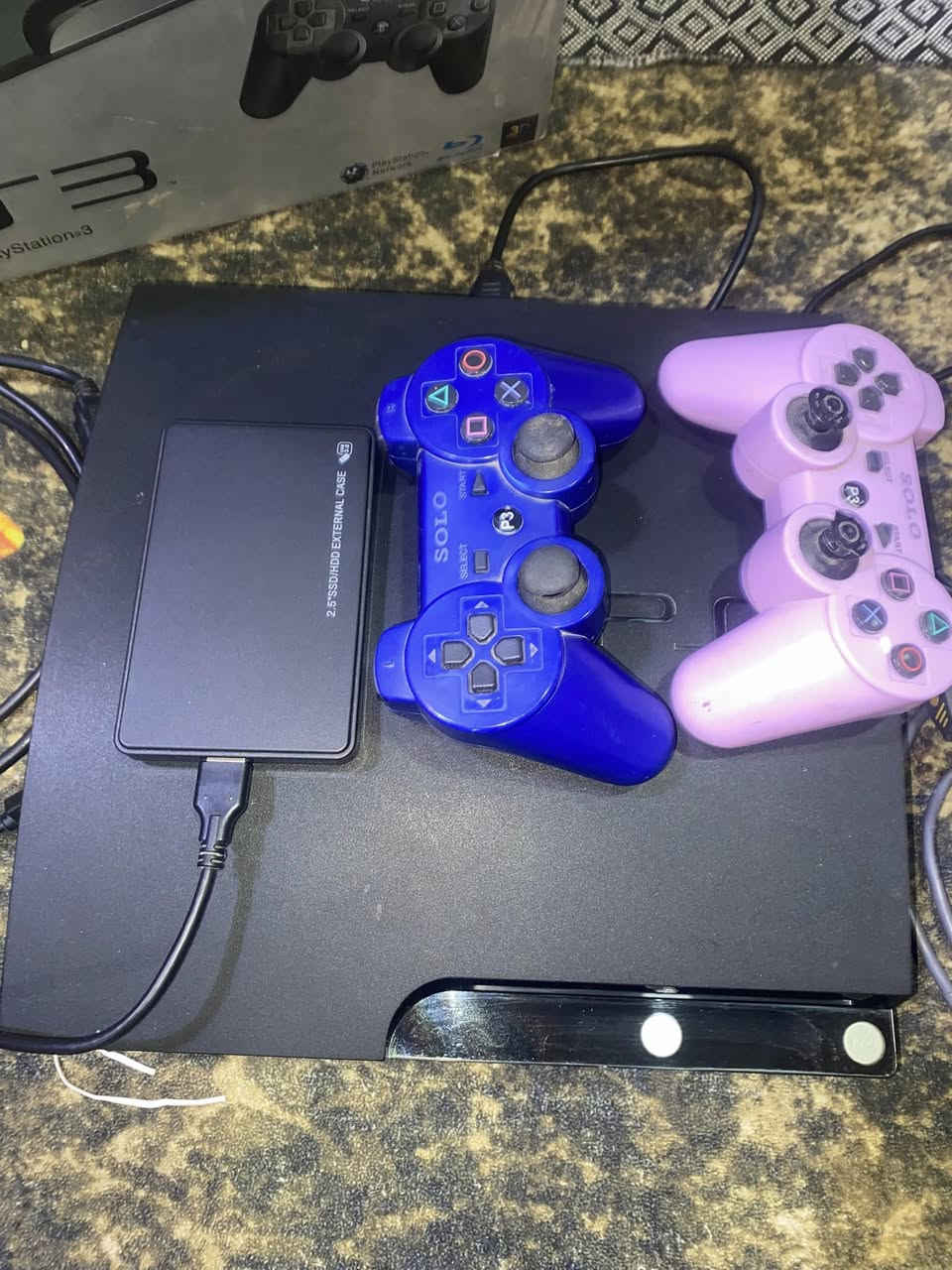 يالله سلام عليكم بلي ستيشن 3 الاصلي نضيف وجديد وغراضه كله كامله معه يداد ثنين معه هارد بلي يجن بيه 50 لعبه الابلي جديد ونضيف وما داخل تصليح ابد الله شاهد شرط تجي تفحص اذا مفتوح لو داخل تصليح تعوفه السعر 170 / العنوان البصرة الزبير / الاتصال (***********)
