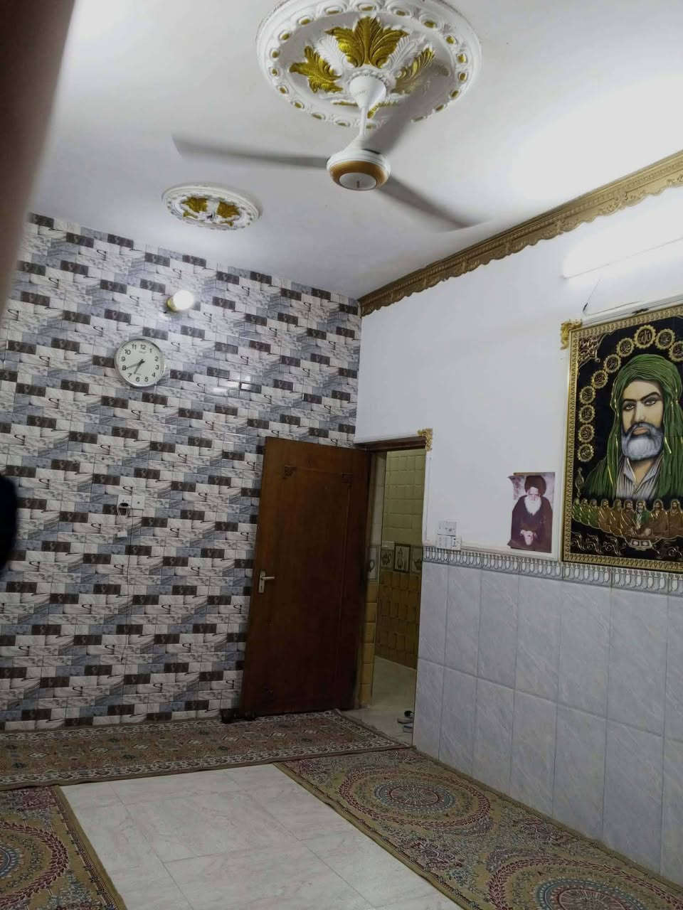 سلام عليكم بيت للبيع
مساحه 100م واجهه 5 نزال 20

يتكون من استقبال🛋️ وحولي🪑 وغرفه نوم🛏️

وصحيات🛁 الطابق الاول الطابق الثاني

غرفتين 🛏️نقص كاشي صيحات كامله 🛁

علمن البيت طابو زراعي سند 25🧾

عنوان شارع الكهرباء حسينيه الامام 

المهدي قرب صيدليه زينه علي  فرع 3 اي إستفسار 📱***********او مراسلة الصفحه نقص واجهه صبغ
