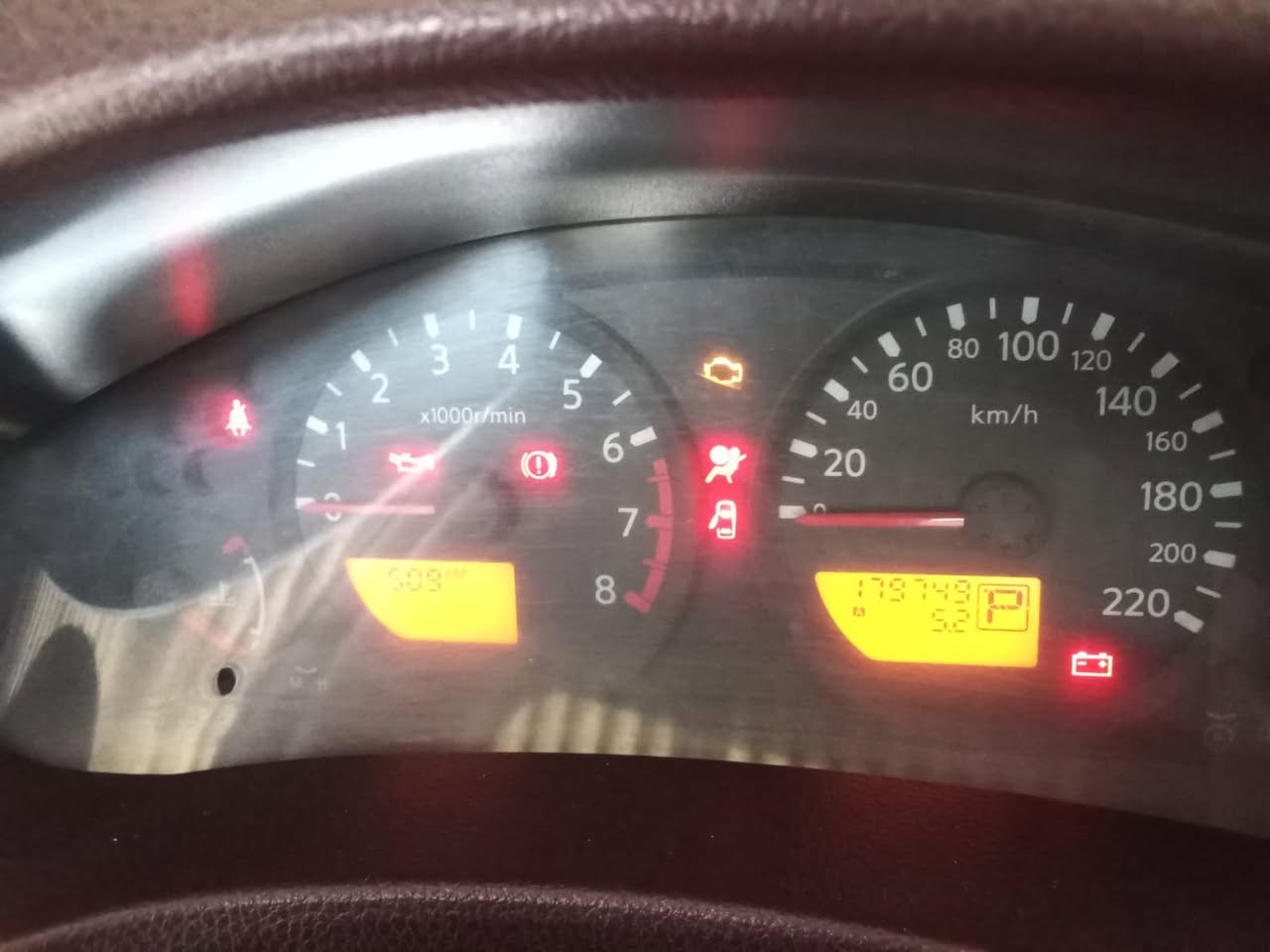 السلام عليكم نيسان نيفارا للبيع موديل ٢٠٠٩ سيارة جدا جدا نضيفة بمعنا الكلمةمكفولة سيارة تخبل مال بيت ماشية   ١٧٥ الف بيهة فقط رصعة بل جاملغ ايمن صغيرة فقط هاي غير شي مابيهة 
السعر ١٣٥وبيهة مجال 
العنوان الغزالية 

‭٠٧٩٠ ١١٦ ٣٩٢٤‬
