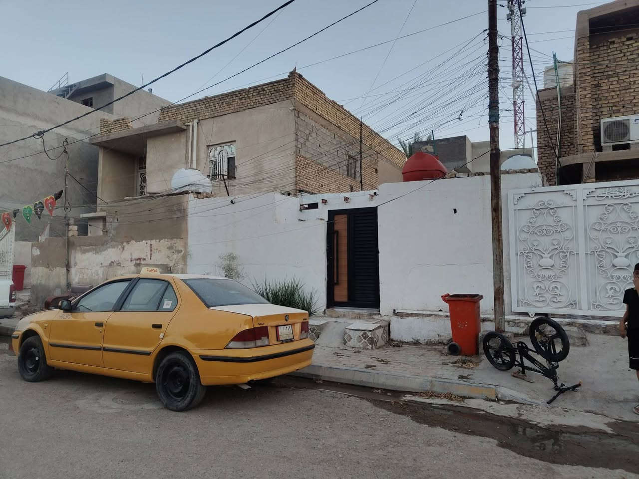 🏡عقار مميز للبيع في الكوت – حي الخليج 🏠مقابل مديريةالمرور
📍 الموقع:
 • الكوت / حي الخليج  – قرب مستشفى الاستثماري -خلف  الهايبرماركت
 🏡🏡•  مساحة خضراء.🏡🏡 امام العقار 
🔹 مواصفات العقار
 • المساحة 117م
 • الواجهة: 6 م
 • النزال: 19ونص م
ملاحظه :- مشتمل  للسكن ((في الوقت الحاظر ساكنين بي)) 
اوللتفليش 
✨ المزايا الإضافية:
✅  وموقع استراتيجي
✅ واجهتان تطلان على شارع رئيسي 
✅ مساحة خضراء أمام العقار توفر بيئة هادئة وإطلالة جميلة
✅ مناسب للسكن أو التفليش
📞 للاستفسار ع السعر 180 او اي تفاصيل اخر :
يرجى الاتصال على***********
