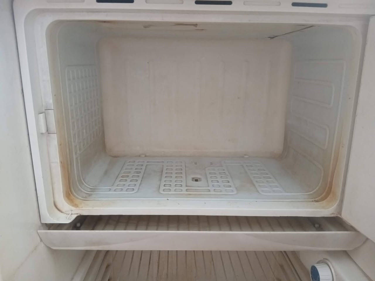 سلام عليكم ثلاجه مستعملة نضيفه السعر 150 وبيه مجال الرقم . ***********
