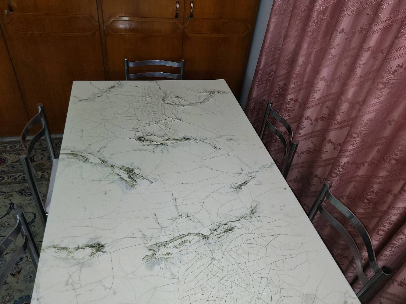 ميز طعام مستعمل بحالة ممتازة، مع 6 كراسي ودوشمة جديدة. 
العرض 1 متر 
الطول 180cm 
الميز مستعمل وبحالة ممتازة 
الكراسي دوشمة جديدة 
اللون ابيض الى بيجي (اوف وايت) 

الاتصال على الواتس اب 
***********
السعر 
300,000 الف عراقي