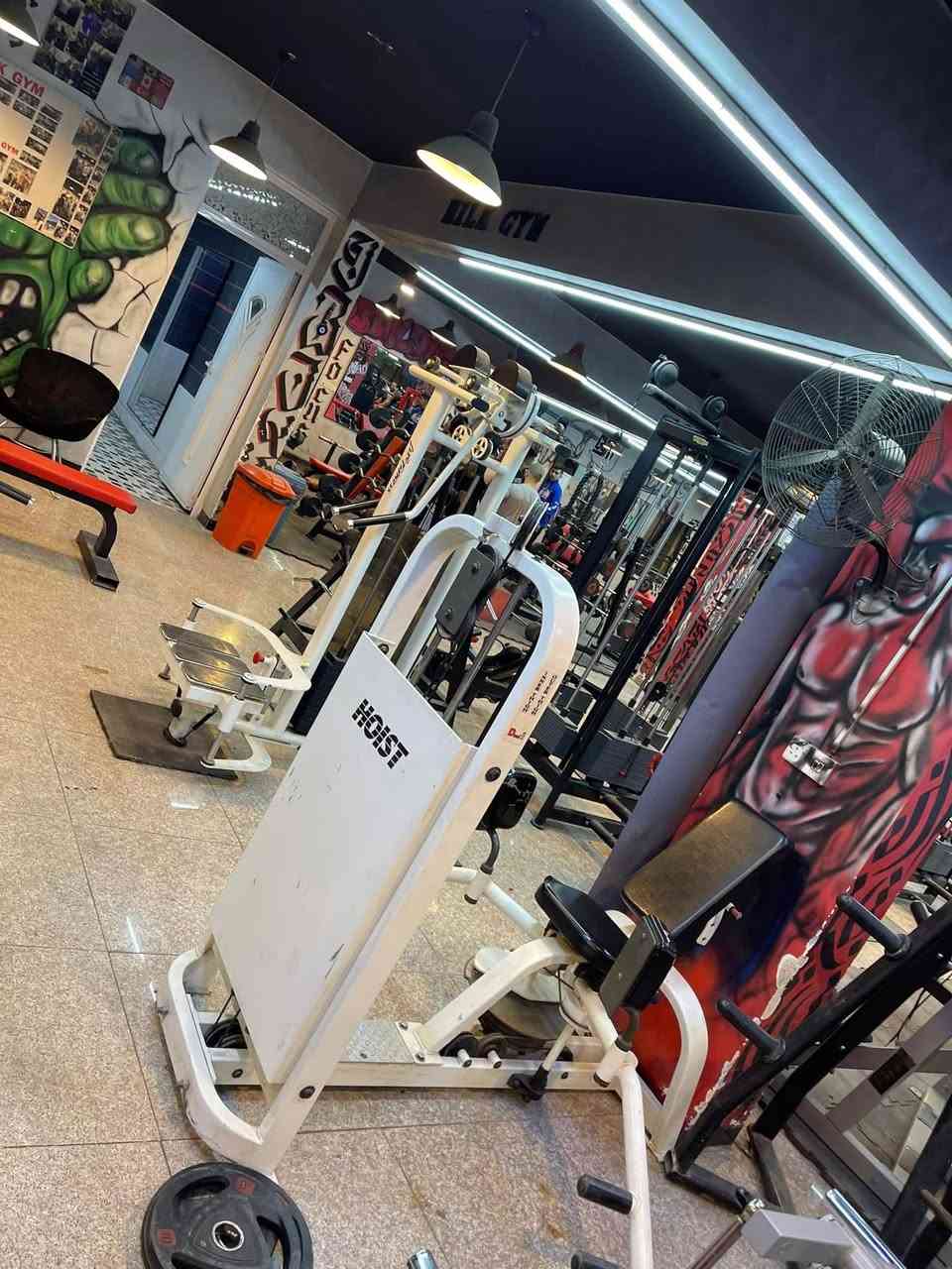 جم للبيع 
اكثر من ٦٠ جهاز مع اثاث كامل مع ٢٠٠٠٠ كيلو وزن وارضيات ٤٠٠ متر وساونه ٢*٣ امزون  تفاصيل اكثر تواصل واتس اب ***********📞✅
