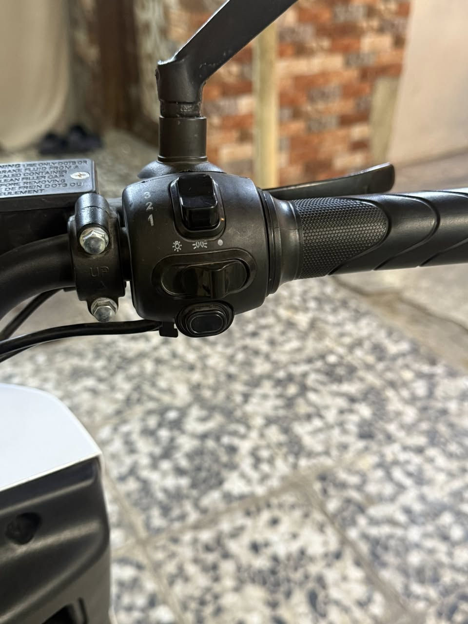 السلام عليكم دراجة شحن للبيع نوع بوليس من شركه ONE   6بطاريات تشغيل اسويج و بصمه و تشغيل عن بعد قدرة المحرك 2000 واط بطاريه ليثيوم سعه 30Ah-20 سرعه 80 الحقيقي 65 تقطع مسافه 70-80 كم حجم التاير 12 انج بريكات امامي دسك و خلفي دسك او درم LED امامي و خلفي اشارات يمنى و يسرى كلشي شغال بيها تحمل وزن 150-180 كيلو مقاومة خفيفة للماء كفاله عامه مثل ما تشوف بل صور نظيفه استمعال شهر واحد سعرها ٧٢٥ الف و بيها مجال بسيط للشراي
العنوان:مدينه الصدر الكياره 
الاستفسار:***********
موجود واتساب و فيس بوك فقط
