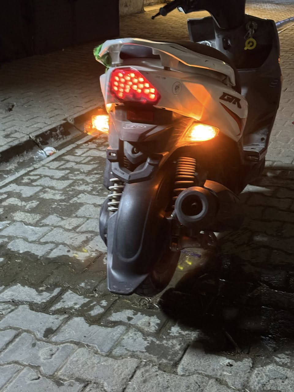 سلام عليكم جتي أر  للبيع دراجه نضيفه بلاديه مكينه مكفوله كفرات درجه حلوه شلعه ومعدل كهربيات كلها شغاله مكينه ناعمه عله يدي من رمبه سعرها مليون و 50 وبيها مجال مكاني  الكرخ العلاوي رقمي ***********
