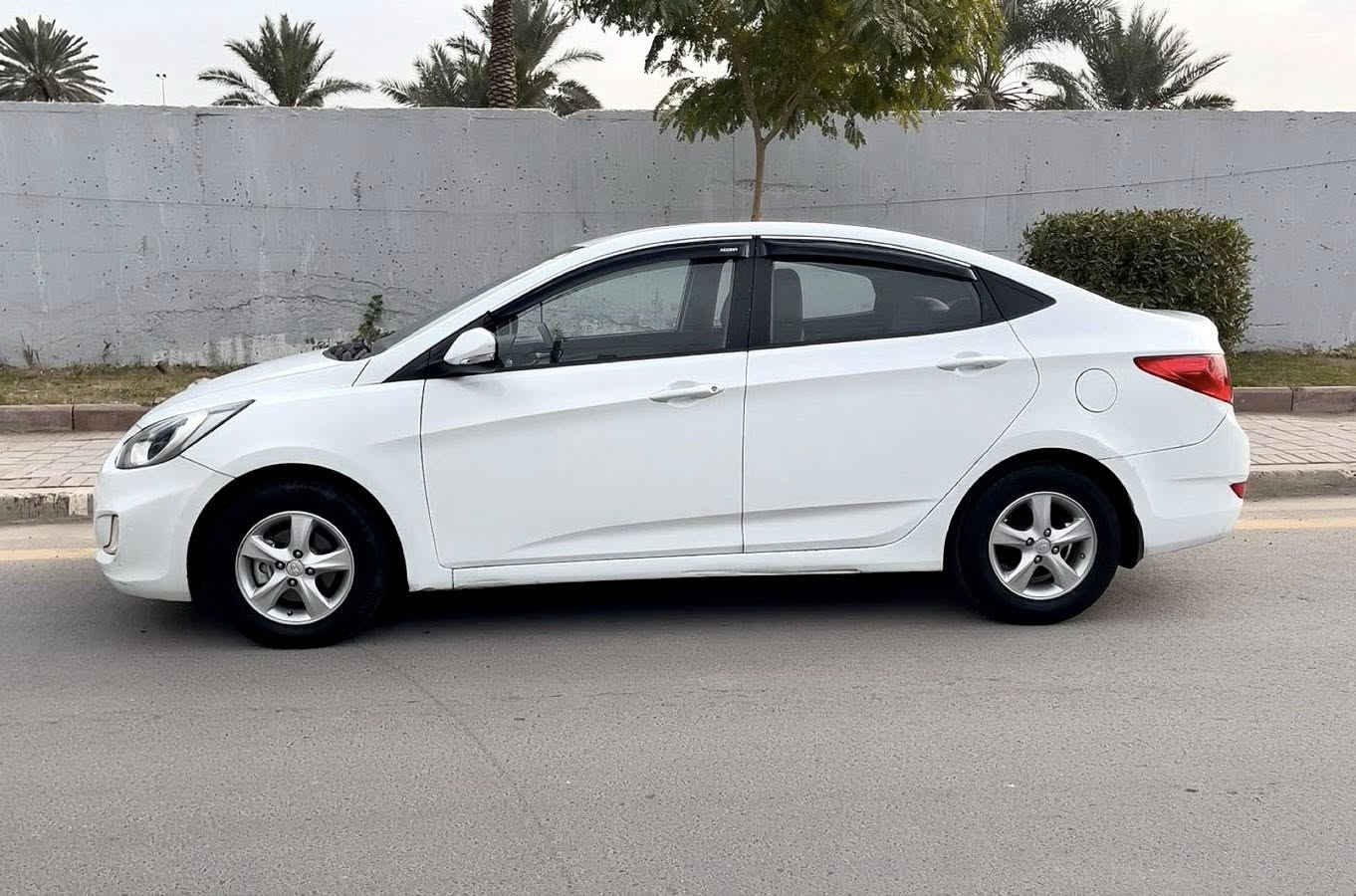 السلام عليكم ورحمة الله وبركاته
اللبيع أكسنت خليجي  
الموديل 2015
مكفوله من الصبغ 
تحكم ستيرن
محرك 1600
ويل گب گروم
أشاير بالمري 
سبير منازل بعدها ع وضع شركة
تبريد ثلج تدفئة
تايرات جديدة
ماشية 58 km حقيقي
بأسمي رقم بغداد الجديد تحويل ثاني يوم 
السعر وبيها مجال 115 بيها مجال بسيط  !!
مكان السياره بغداد اليرموك اربع شوارع
رقم الهاتف / ***********
