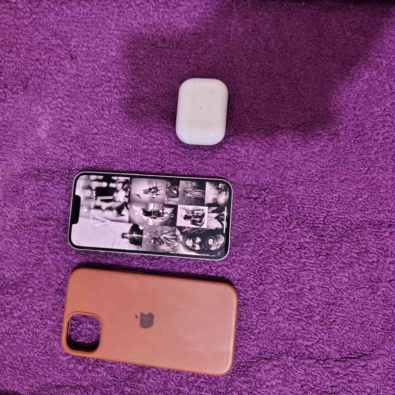 سلام عليكم أحبتي
.
١-📲 أيفون ١٣ عادي كامرتين
٢-الذاكره ١٢٨
٣-ألون وردي على أبيض تقريبا
٤-الجهاز مبدل شاشه أصليه وكاله وين ما تريد افحص تلاث اخطوط 
٥-نسبه البطاريه ٧٨
الله شاهد الشحن كل الزين بدون مجامله 
٦-مع جميع الملحقات شاحنه وكيبل عاديات بس شحنهن زين 
٧-سماعه أيربود وكفر مبايل ويا الجهاز 
٨-مثل ما تشوف نضافه الجهاز كلش نضيف ما بي اي خدش 
٩-الفحص يكون بس من تشتري من يمي انت تشوفه كدامي 
المكان بغداد البلديات 
السعر يكون ٤٣٠ بي مجال
كلشي شغال كامرات +خط+انترنيت انتصال كلشي


**إذا كنت صاحب هذا الإعلان وتريد حذفه لأي سبب، رجاءا أرسل رسالة إلى الدعم الفني**