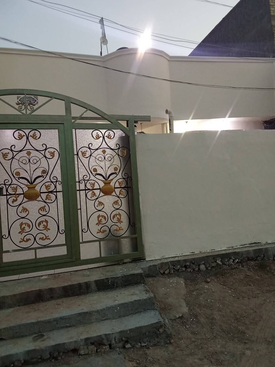 🏠 بيت للبيع - حي العطاء
المواصفات 
رقم الدار 224/5
• المساحة: 150 متر مربع. الوجهة 10 والنزال 15
• نوع العقار: طابو صرف (وتم تحويلة من عرصة الى دار بسمي).
• نوع البناء: طابوق جمهوري (درجة أولى).
🔹 تفاصيل الطابق الأرضي:
الاستقبال: (6 × 4) متر. 
المطبخ: (5 × 3٫5) متر.
 صالة داخلية مع حمام داخلي.
ومناور عدد 2
وصحيات عدد2 وحدة في الخارج والثانية في المنور  
و حمام عدد 2 واحد داخلي والثاني في الطابق الثاني 
غرف النوم الغرفة  (5× 4) متر.
تفاصيل الطابق الثاني:
صالة جلوس إضافية.
 حمام 
 غرف نوم: * الغرفة : (5×4) متر
الاستفسار ***********
              ***********
