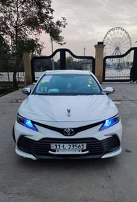 كامري 2024 هايبرد 🔋 سيارة تكسي الشارقه اصل ابيض السيارة ماشية من المزا...