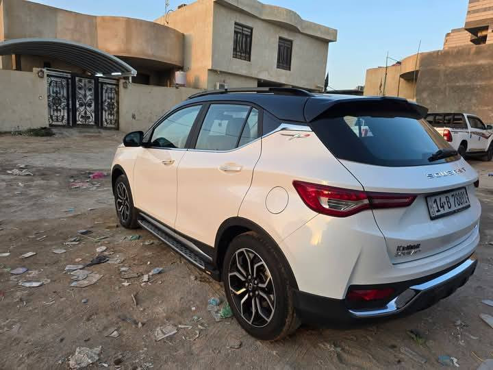 السلام عليكم
عزيزي اقرة المنشور زين يلا تخابر يا حبيبي انت 
ملاحظة السيارة (صيني) وتم تنزيل السعر !!ب 110 ويهه مجال بسيط حك الجيه
 ساوايست dx5 موديل 2023 السيارة دخول كويت وارد خليجي  رقم بصرة الجديد السنوية تنتهي ب29 فول مواصفات  مكينة وكير ميتسوبيشي ياباني حجم المحرك 1500 تيربو السيارة نظيفة كلش ماشية 30 الف 
السعر 110 مكاني البصرة القبله  للأستفسار على الخاص او الاتصال *********** وهاي مواصفاتهة
سيارة ساوايست DX5 موديل 2023  بمحرك 1.5 لتر تيربو بقوة 156 حصان وناقل حركة أوتوماتيكي CVT، مع دفع أمامي للعجلات، وتوفر ميزات أمان مثل ABS وESP ووسائد هوائية أمامية، إلى جانب تجهيزات خارجية مثل الفتحة البانورامية والمرايا الكهربائية، وداخلية تشمل شاشة وسائط وكاميرا خلفية وتكييف أوتوماتيك وتشغيل بصمة. 
المحرك وناقل الحركة 
المحرك: 1.5 لتر تيربو رباعي الأسطوانات بقوة 156 حصان.
ناقل الحركة: أوتوماتيكي من نوع CVT.
الدفع: دفع أمامي (FWD).
الأمان والسلامة 
نظام فرامل مانع للانزلاق (ABS).
نظام الثبات الإلكتروني (ESP).
نظام المساعدة على الفرملة (BA).
وسائد هوائية أمامية.
نظام التحكم بالانزلاق (TRC).
نظام المساعدة على نزول المنحدرات (HDC).
سنتر لوك.
, فتحة سقف بانورامية, مرايا جانبية كهربائية مع إشارات, مصابيح ضباب خلفية,   
تشغيل بصمة للدخول وتشغيل المحرك.
شاشة وسائط متعددة.
كاميرا خلفية.
مدخل USB ومنافذ طاقة.
مثبت سرعة.
تحكم كهربائي للزجاج.
مكيف هواء أوتوماتيك.
تحكم صوتي.
مفتاح ذكي.
