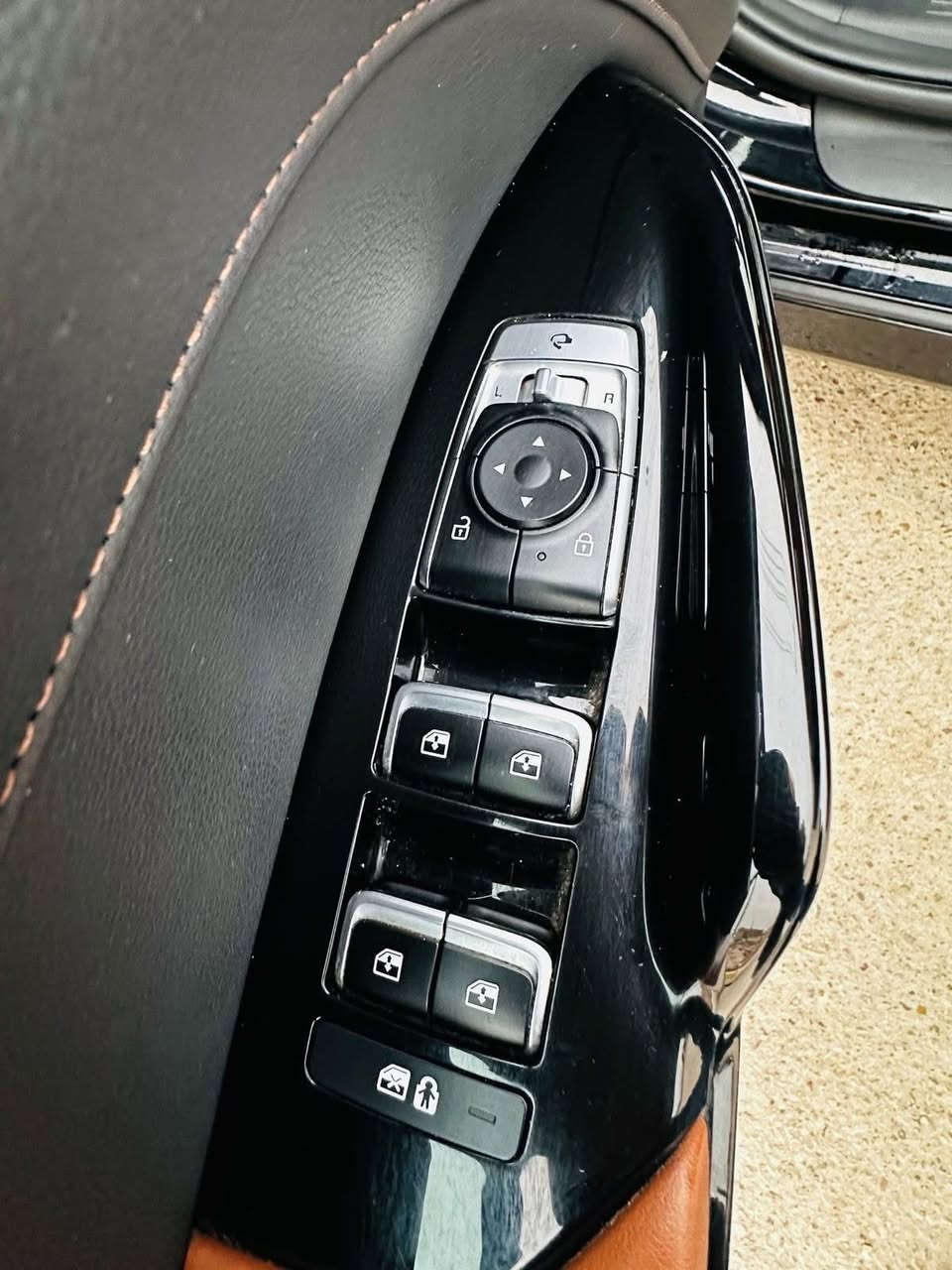 K5 GT 2500 turobo
موديل 2024 

كي فايف GT فول مواصفات 2500 تيربو داخل جلد اصلي جملي  

رقم اربيل تريد وكالة تريد تحويل  سنوية 2030 
هزة تنتهي 30/5/2026 

عداد المسافة 24 الف ميل حقيقي
المواصفات:-
بصمة تشغيل عن بعد وبصمة الابواب مع الصندوق

لايت امامي امريكي بلادي  عدسات 3 كل جهة انارة فول + ليد برتقالي +بكلايت لد على طول المسطرة + سكن جانبي 

انارة داخلية للغرفة ثلجي led تاج ع لمس للسائق والراكب والخلفي 

شحن وايرليس و4 منافذ usb و type-c

4 أنظمة قيادة  ( نورمال  + سبورت + سبوت بلاص✈️+ كوستم ) 

4 كاميرات دواره 360 درجة  

تايرات بيرلي وبرجستون( رن فلات ) تتحمل سرعة 300 
‏km

بريكات ودسكات Gt فج كبير عدد 4 مخصص للسرعات العالية 

كشنات كهرباء جهتين فول تحكمات للسائق والراكب مع وسادة الضهر   

تدفئة وتبريد الكشنات + تدفئة ستيرن +
خزن وضعيات قيادة سيتات بالباب

رادارات امامي وجانبي +قيادة ذاتية + تحديد مسار + كروس سرعة 

تنبيه عند فتح الباب و نقطة العمياء 

توقف ذاتي عند الرجوع ورجاج ستيرن

صندوق ذكي يفتح عند الاقتراب في 3 ثواني  

نظام اوكس وبلوتوث وجي بي اس قابل للتحديث

تبريد قطعيتن منفصل النظام مع تبريد خلفي 

نظام ترحيب عند الاقتراب مع مري شفط 

دبل جام يعني عزل فول + جام اوتو عدد 4 
بضغطه واحدة تصعد الجامة وتنزل 

نظام صوت Boss صوت عالي جداً 9 سماعات

مري قلاب عنده الرجوع + مري شفط 

شحن موبايل وايرليس 

حساس ضغط الاطارات رقمي بالدشبول 

حساس امامي وخلفي عدد 8 حساسات 

سيارة عليها فلتر شوتة ماركة KN الرياضية 300 حصان 

وبعد بيها هواي مواصفات  

السيارة مكفولة من من تعديل سنتيم واحد بالشواصي والدواخل واللغود
 ///كير مكينة شرط برغي ممفتوح بيها ///

بيها فقط بنيد ودعامية صبغ وصندوق معدل pdr ممبين وبانوراما جديدة مبدلة زيرو وكالة 
ايرباك ستيرن فقط 
سعر 210$ وبي مجال بسيط 

مكاني بغداد الكرادة 
رقمي ***********
