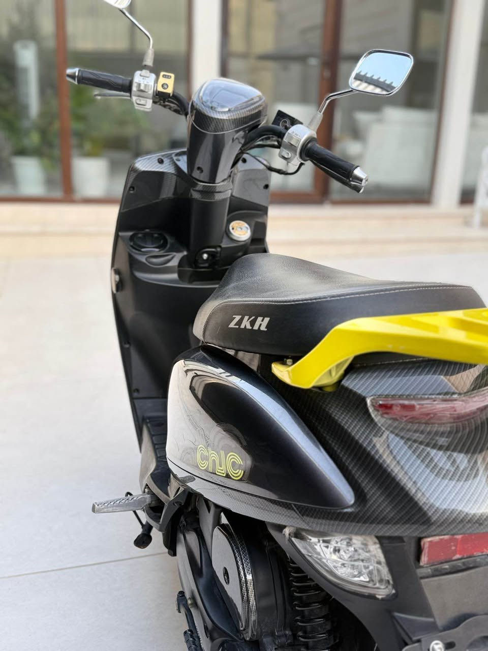 للبيع دراجة نارية (سكوتر) بحالة ممتازة
 • الاستخدام: خفيف ونظيف
 • اللون: رصاصي مع أصفر
 • الحالة: جديدة، ما بيها أعطال
 • الموديل: سكوتر عملي ومريح للمدينة
 • الصيانة: منتظمة وجاهزة للاستخدام فوراً

السعر: (خاص)
الموقع: (كربلاء )
للتواصل خاص أو اتصال على ***********. كربلاء, العراق
