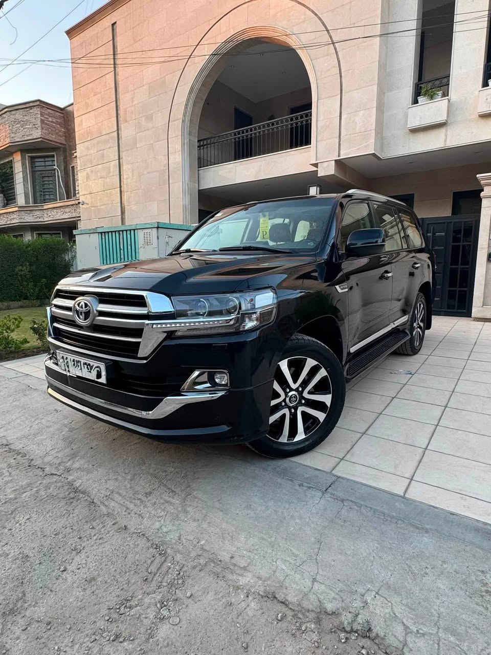 السلام عليكم اخوان 
لاندكروز GXR  اسود 6V محرك 4000 فول 1/1 
ابريم اصل كفالة عامة ماشية70 قابلة جديدة و حلوة وبسمي شرط تحويل بحالة الوكالة 
حساسات امامي خلفي 
كشنات جلد 
كشنات كهرباء
ديفيدي بل سقف
فتحة سقف وضيعيات قيادة 
تحكمات 
سبير منازل اصلن 
 ابواب بصمة 
مع ترحيب 
دشببول ليزي 
شاشة كبيرة
8 ايرباك 
زراك لايت
لايت زنون بلاد 
مري قلاب
وبيه اهواي موصفات 
مكان سيارة بغداد البنوك 
هزة فحص سنوية ارقام كلة جديد 
***********
