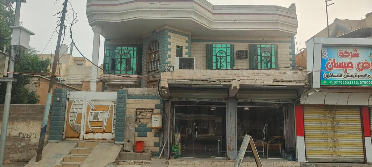 السلام عليكم
بيت للبيع حي الحسين القديم مقابل مجسر مقابل حلويات الحمداني  مصرف بغداد سابقا مساحته البيت 300 م  البيت طابقين مع ثلاث محلات  الطابق الارضي يحتوي على غرفتين وصاله واستقبال ومطبخ ومجموعه صحيه متكاملة الطابق الأول يحتوي على ثلاثه غرف ومجموعه صحيه ومخزن علما ان البناء من الكونكريت المسلح
للاستفسار الاتصال على الارقام التالية 
***********
***********
***********
