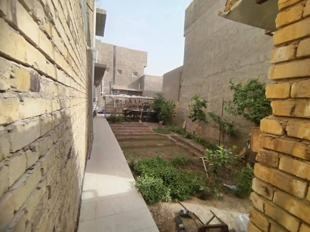 سلام عليكم 
بيت البيع طابو زراعي سند 25
مساحه الكلي 375 واجه 15  نزال 25الطابق الاول متكون من 
استقبال وصاله وهول وغرفة نوم 
ومطبخ  ومجمع صحيات 
الطابق الثاني متكون من 
ثلاثه غرف نوم  وهول ومجمع صحيات 
العنوان  حله نادر اوله على خدمي قرب مدرسه فضه
بل شارع رسول اعضم 
خدمات كامله من ماء اساله +كهرباء +مولد +وطني + تبليط•عرض الشارع ١٠ متر  +مجمع مدارس _روضه اطفال +بتدائيه +متوسطة +عداديه +ستفسار على الرقم***********- او الصفحه
