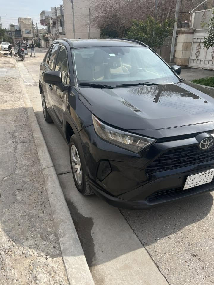 تويوتا رافور موديل 2021 فئه le سياره جديده حادثه موضح بصور اني مستورده وماشيه 21000 الف  ميل حقيقي مال امريكا بيه جاملغ خلفي مبدل اصلي ومصبوغ وباب خلفيه اصليه مبدله وباب صندوك طخة ومبدل بدون اي دواخل او حوض بچم بلادي كبس  اسمي سياره وترهم مراوس حسب قناعه السعر 218$ وبيه مجال لتفاوض موجوده سياره بغداد حي العامل ***********.    ***********
