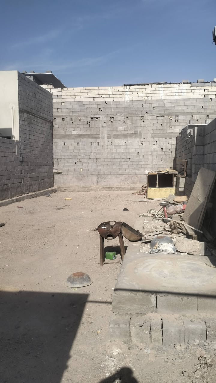 سلام عليكم قطعه ارض للبيع الزبير المگصب شارع البرج. مسيجه بل كامل  مساحه 225.  ماء كهرباء. مكان كلش حلو وهدوء. ***********.   سعر جوه سوگ
