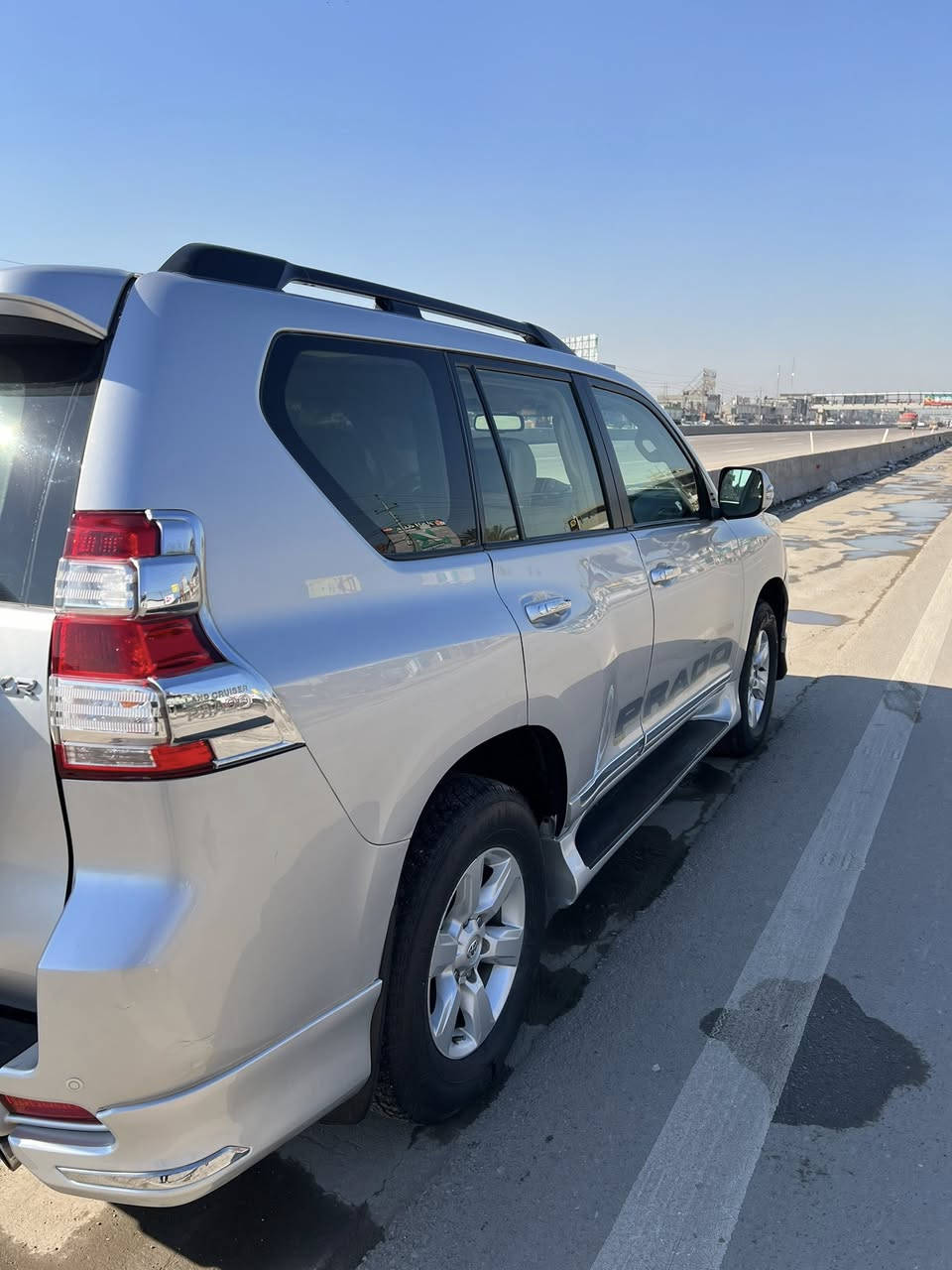 السلام عليكم اخوان برادو VxRموديل ٢٠١٥ معروفه الموصفات حادثه موضح بل سونو خشم الجاملغ ولبنيد ماشيه ١٥٥ وقابله للزياده كير مكينه مكفول السياره مال بيت مابيها نقص مكان السياره مجمع بسمايه رقم التلفون ***********السعر ٢٧٥ وبيها حك الجيه
