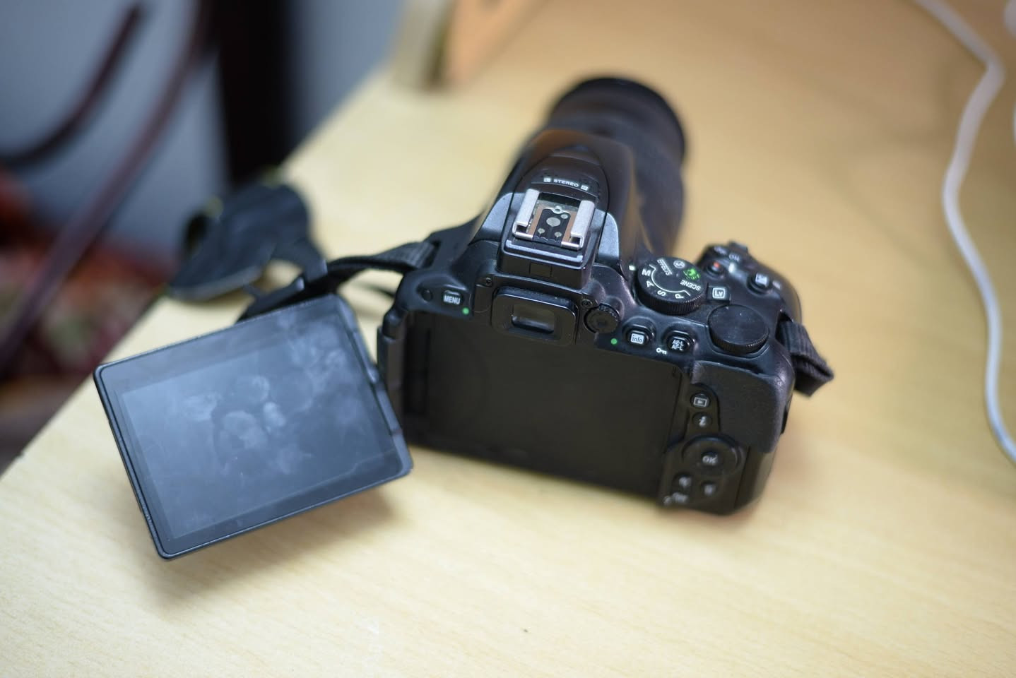 كامرا نيكون d5500 
شاشه لمس قلاب 
بيها Wi Fi 
دقتها ٢٤ 
نضيفة مع عدستها الاصلية ١٨_٥٥ مع جميع ملحقاتها الاصلية كامله حتا الكارتونه  وشاحنه وحزام وكيبلات 
كامرا نضيفة وخالية من العطل او الخلل  
سعرها ٤٠٠ الف 
مكاني بغداد البلديات وما عندي توصيل رقمي ***********
