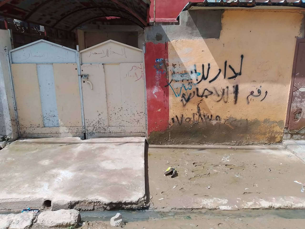 السلام عليكم بيت مساحته 110 امتار غرفه وهول واستقبال ومطبخ وحمام داخلي حمام خارجيت وسقف ثانوي دار للايجار السعر 175 وبي مجال للطيبين***********ـ***********
