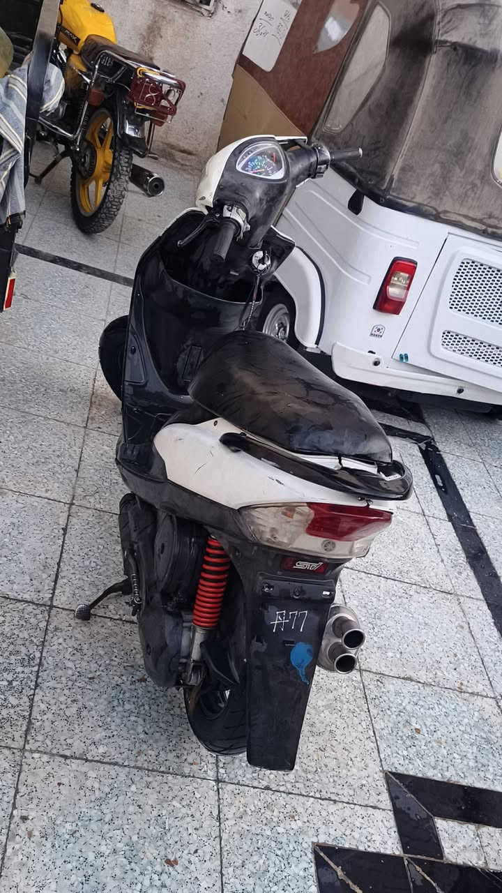 السلام عليكم دراجه ماكس عدله ياباني للبيع دراجه خير وبركه ما بيها نقص اي شيء دراجه مال كراب تشتغل بيها اخذ منها لا تعطيها بسعر 450 اوراق معرض موجود وهذا رقمي متواجد اتصال*********** دراجه حلوه شبابيه
