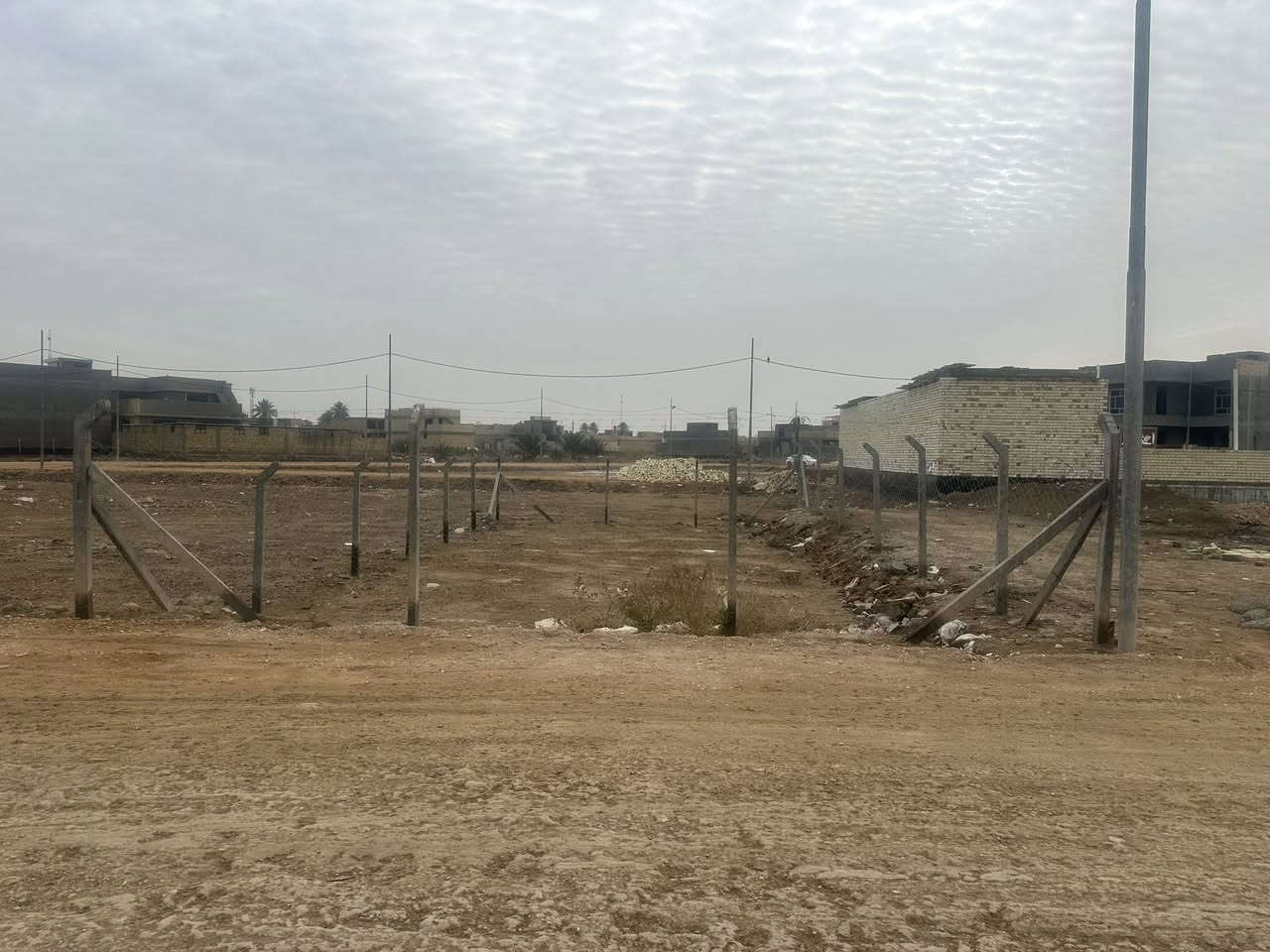 قطعة 200 متر الواجهه 10 متر و النزال 20 متر قريبة جدا من شارع 100
***********
