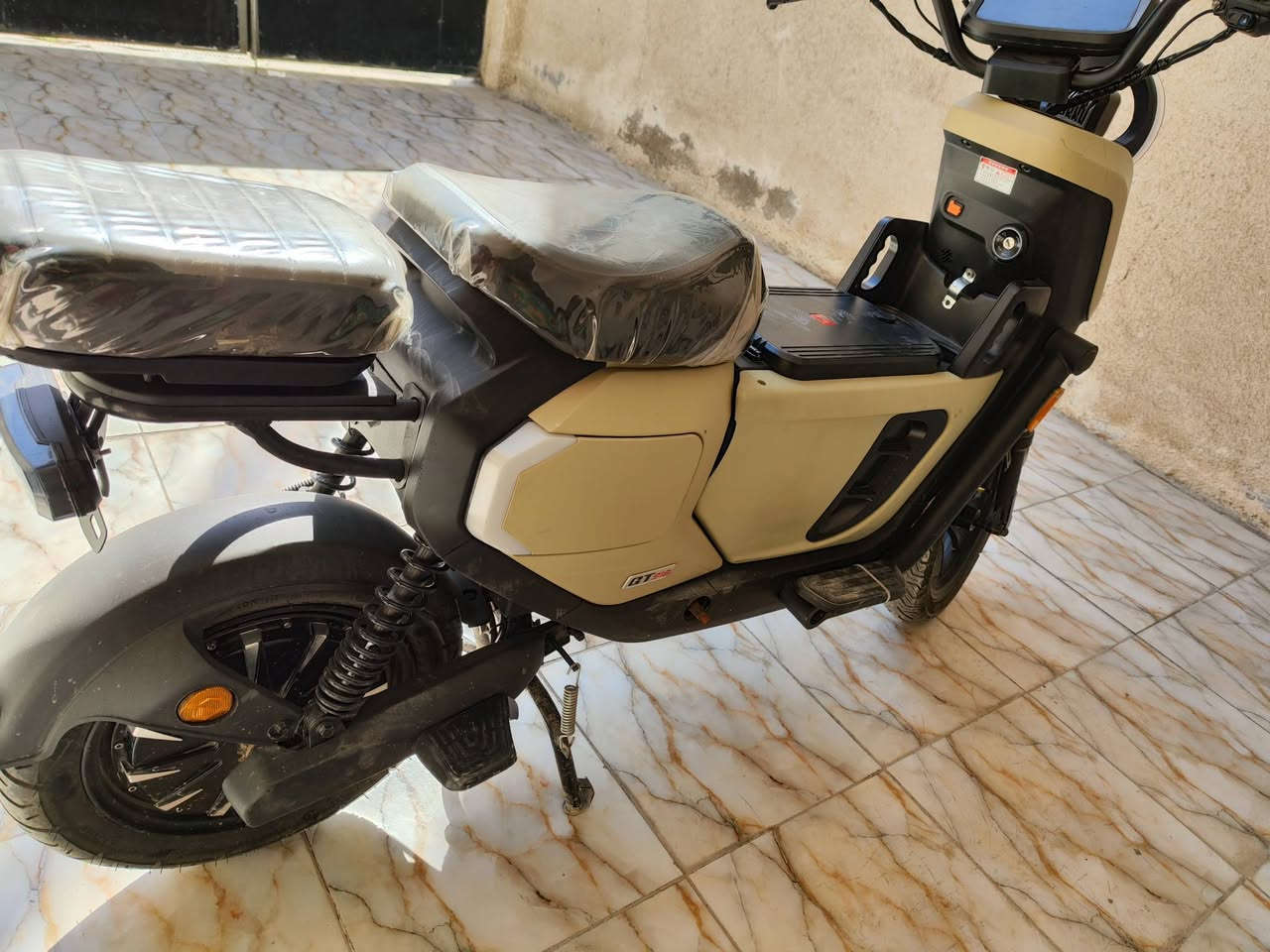 دراجه ار ٩  بطاريه ليثيوم  للبيع ب٧٠٠وبيها مجال  مكان بغداد ***********
