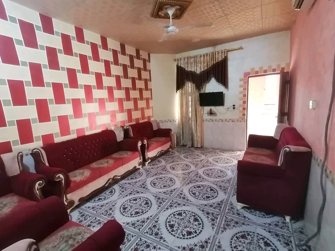 بيت للبيع المساحه ٦٥٠ البناء ٢٦٠ يتكون من ٣غرف ٤في ٥ وديوان ٤ ب٧ واستقبال ٤ب٥ موزع ٤ب٦ مطبخ ٤ب٥ صحيات داخلية وخارجيه وكراج ٥ب٦ حديقه بيها ٦نخلات ٣برحي احمر بريمه ١ وجوزي ١وسايره١ حمالات و١٢سدرة امريكي حمالات البيت مسيج البناء بلوك مع رباط والسقف كونكريت مسلح بالاضافه بيه غرفتين خارجيات غرفة ٥ب٨ وغرفه ٤ب٨سقفهن سندويج السعر ٨٠ مليون العنوان الهوير منطقة الخاص نزلة الهنبوش للعلم التبليط واصل لباب البيت نقال ***********