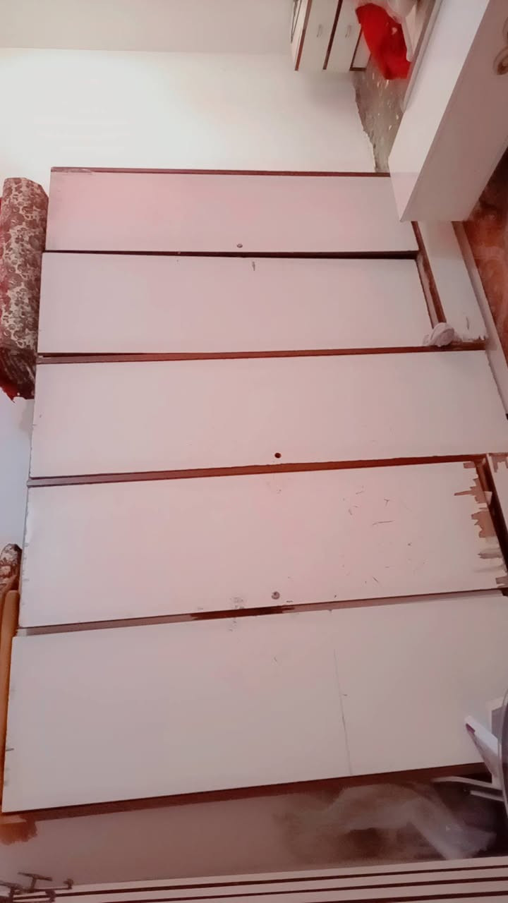 غرفة للبيع تصميم تركي وخشب عراقي بسعر ٢٥٠ الف وبيها مجال لطيبين للاتصال ع رقم ***********
