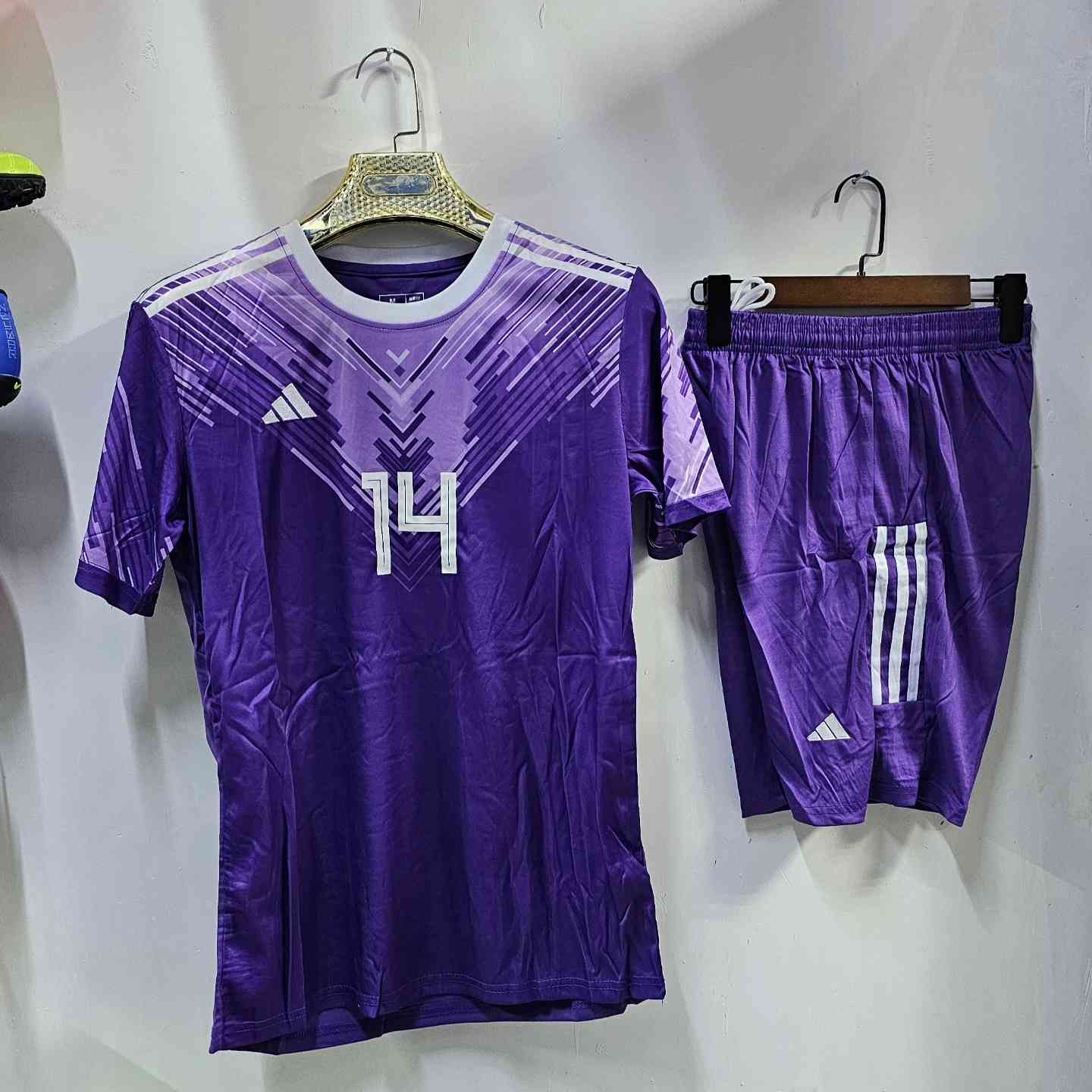 تاك للمدرب مالتك 
سيت 12 قطعة القطعه ب6 الف


**إذا كنت صاحب هذا الإعلان وتريد حذفه لأي سبب، رجاءا أرسل رسالة إلى الدعم الفني**